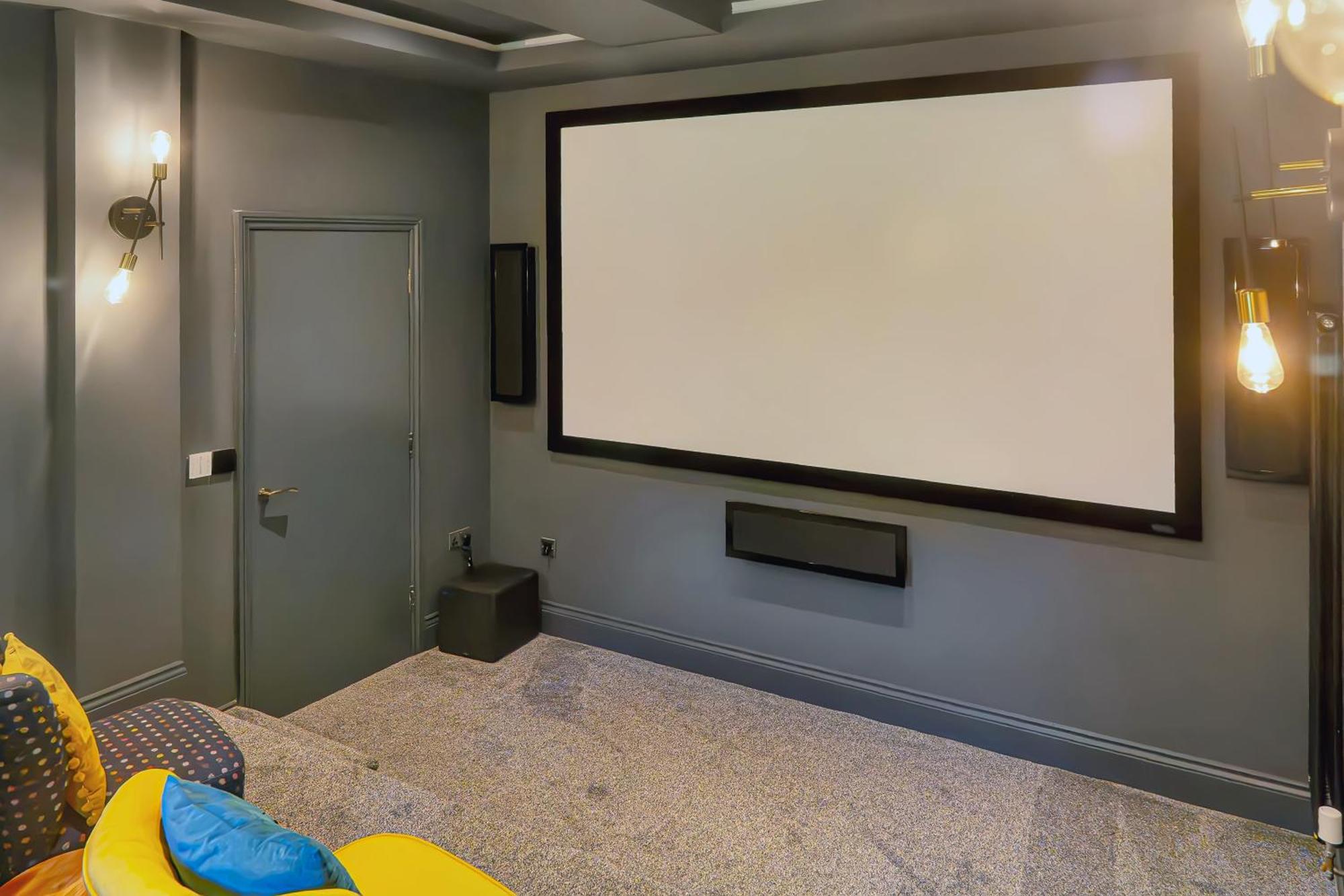 Luxury Escape With Cinema, Pool Table & Darts Holiday home Leeds (West Yorkshire)